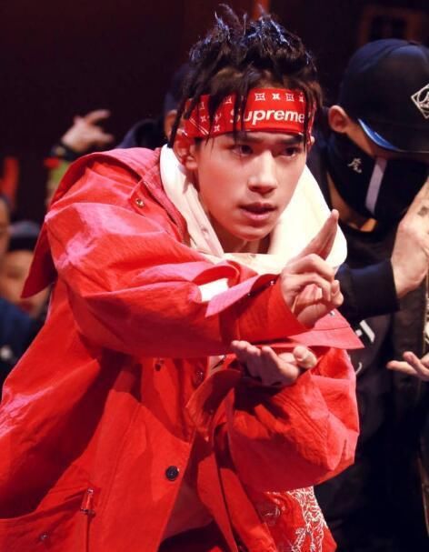 易烊千玺一身红衣顶脏辫跳舞,一大批迷妹在赶