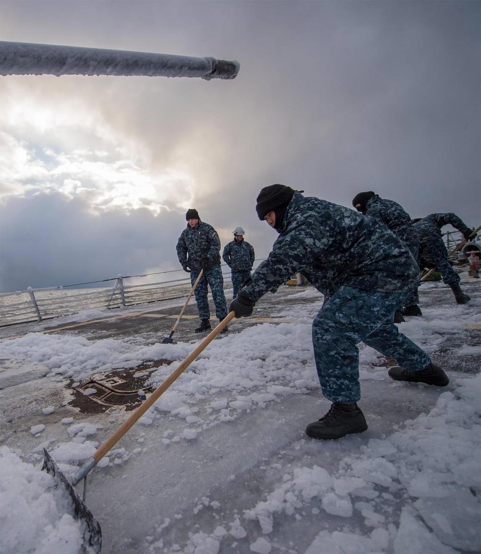 冻成冰棍!美军战舰到访日海港 官兵除雪铲冰