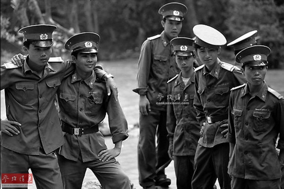 据统计，当时担任运输任务的越军飞行员（大多为年轻人）百分之百手脚不干净。除忙着发财外，越军年轻飞行员的纪律性也极差，很多人留长发、蓄胡子，穿花衣服和喇叭裤，吃喝嫖赌成风。仅1980年至1981年，驻胡志明市新山一机场的越空军某团，竟有多达30名飞行员患性病住院。