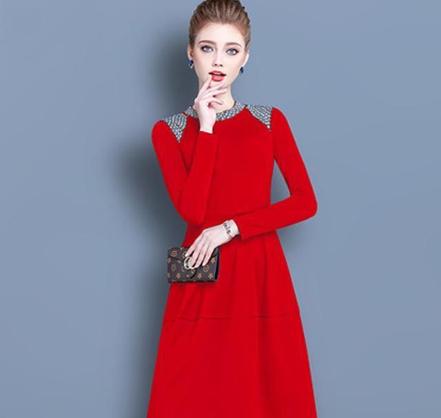 35+是热情似火的年龄,穿这样的大红色连衣裙,
