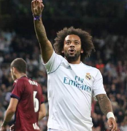 指皇马队徽,高举右手比C,别误会他不是想C罗了