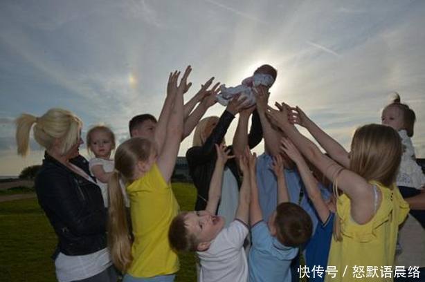 女子生孩子上瘾,已经生了一个足球队,声称还要