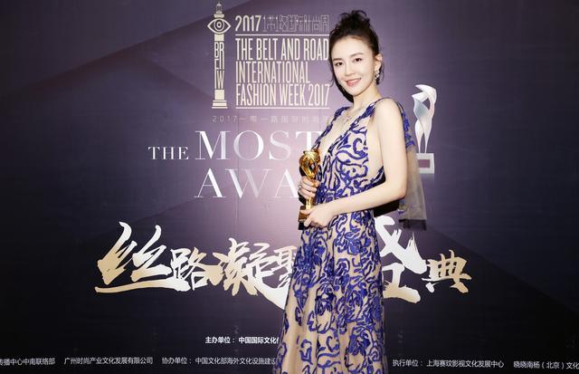 吕佳容时尚盛典化身“蓝精灵” 获最具潜力女演员奖(图11)