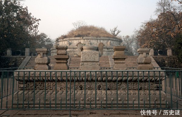 蒋介石路过袁世凯墓地发现一怪事,听毛人凤一