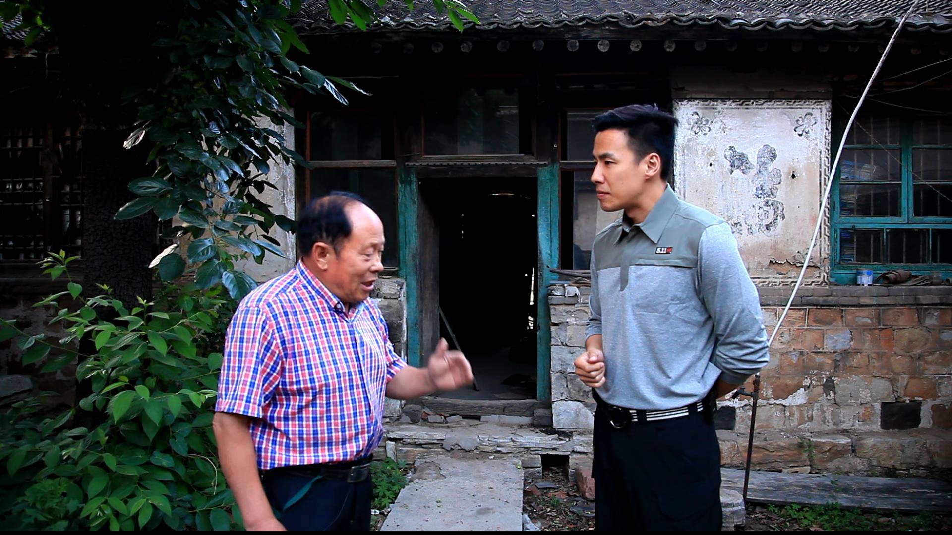 《寻踪英雄路》新闻主播关文平