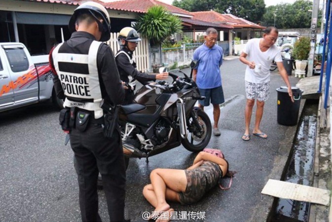 女子醉酒裸身倒入水沟 泰国警方细心照料