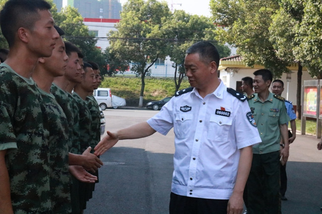 [公安局]常务副局长李秀华"八一"前夕慰问基层消防官兵(图)