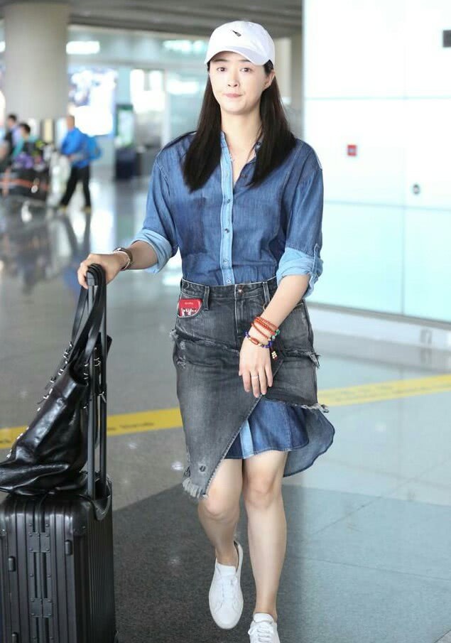 蒋欣现身机场,蓝色长款牛仔褂配黑色裤子裙靓