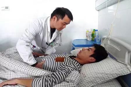 大学生迷恋健身,狂练腹肌如今卧病在床,只因做
