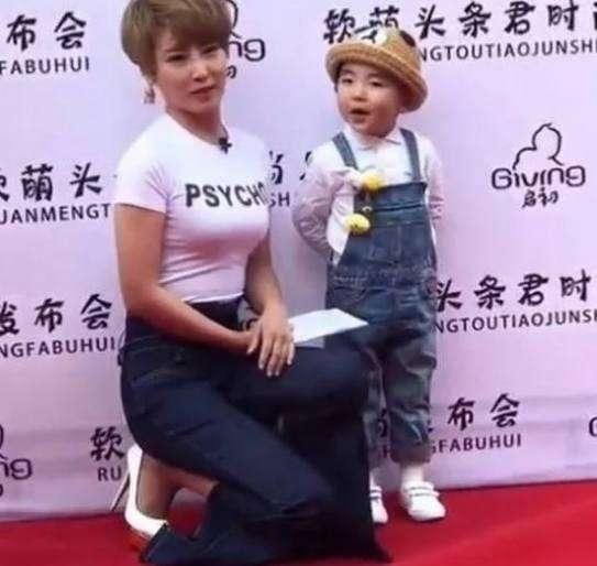 柳岩主持少儿节目穿深V分叉裙惹争议,看看吴京