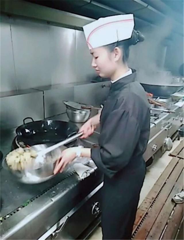 18岁清秀女孩相亲时,被丑男嘲笑,只因是厨师,身