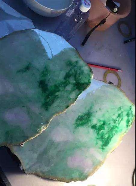 农民大哥体验赌石乐趣!3000买的翡翠原石一刀下去瞬间变成高富帅