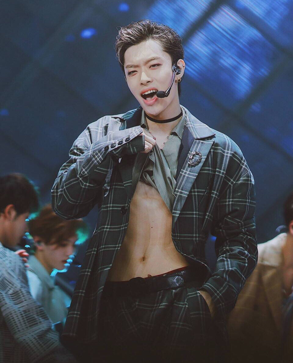 偶像练习生》中拥有逆天腹肌的选手,朱正廷木