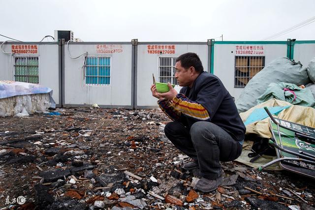 林晓曦和蓝斯两个都非常傲气的把下巴一仰.