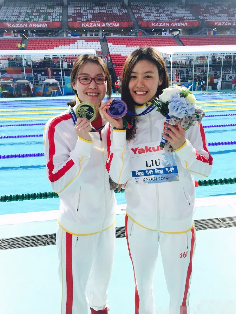 在喀山世锦赛，刘湘获得铜牌，与傅园慧合影。（资料图）