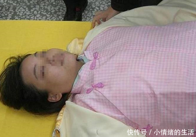 儿媳因病去世,火化当天发现衣服异常,掀开白布,公公热泪盈眶