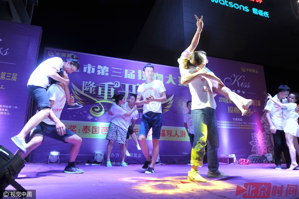 当日农历“七夕”,安徽淮南一商家举行第三届接吻大赛.