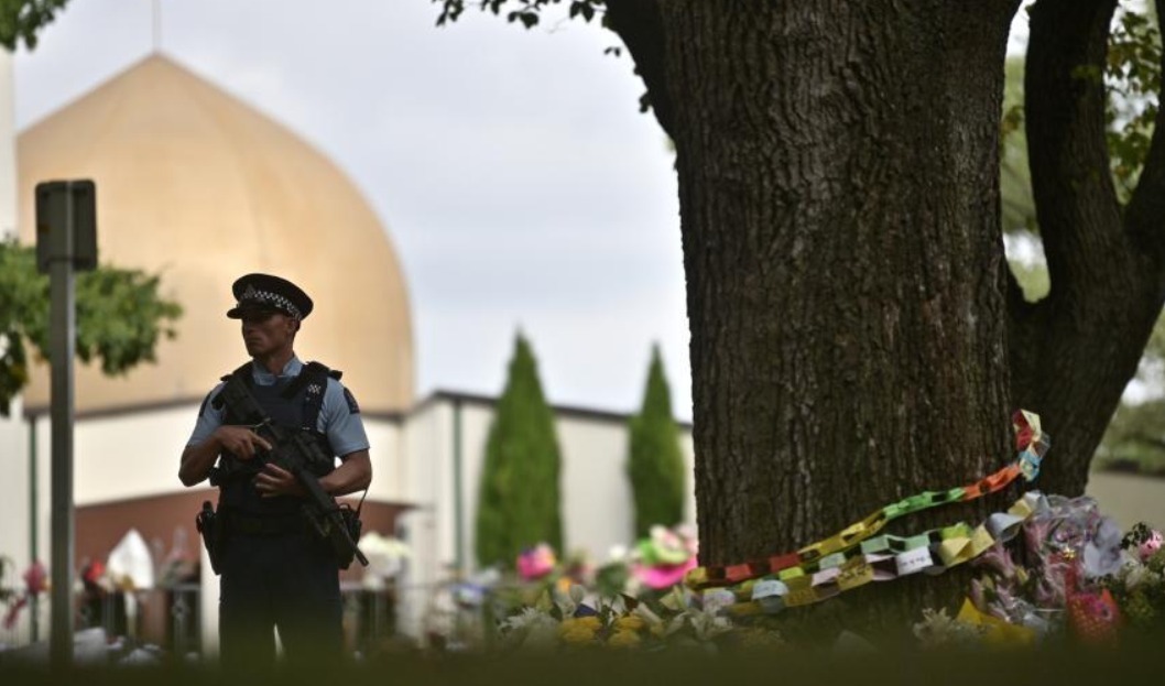当地时间2019年3月23日，新西兰克赖斯特彻奇，努尔(Al Noor)清真寺重新开放。当地时间22日下午，新西兰克赖斯特彻奇举行了全国默哀仪式，哀悼克赖斯特彻奇枪击事件中的罹难者，新西兰总理阿德恩和上万名新西兰民众参加了默哀仪式。22日下午和晚间，新西兰全国还将举行多场悼念仪式，缅怀枪击事件遇难者。本月15日，克赖斯特彻奇市两座清真寺发生严重枪击事件，造成50人死亡、50人受伤。