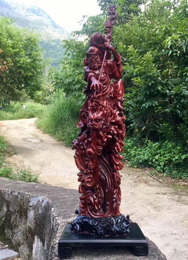 山西土豪花下巨资买下一坨木疙瘩,一刀切开 勃