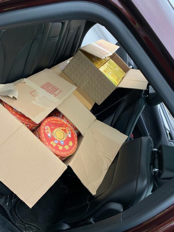 在该车后备箱发现形状各异的儿童烟花6个,共50发