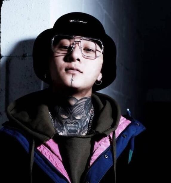 近段时间,mc天佑和方丈两人共同主演的电影《尖叫直播》也在各大院线