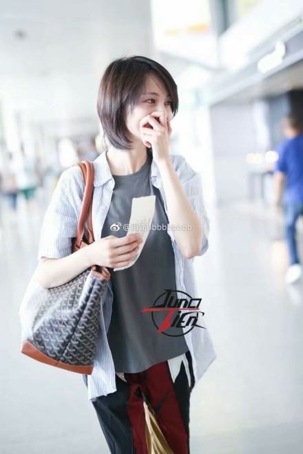 郑爽新书签售会上素颜出席,粉丝却说丑?