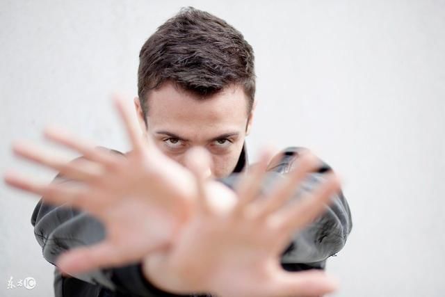 女友说她可以少要彩礼钱,房产证上必须加上她