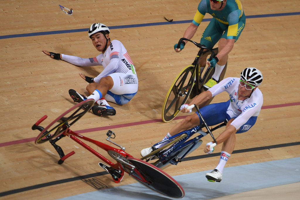 组图-三车连摔!韩国选手戴呼吸面罩担架退场 组图-三车连摔!韩国选手戴呼吸面罩担架退场