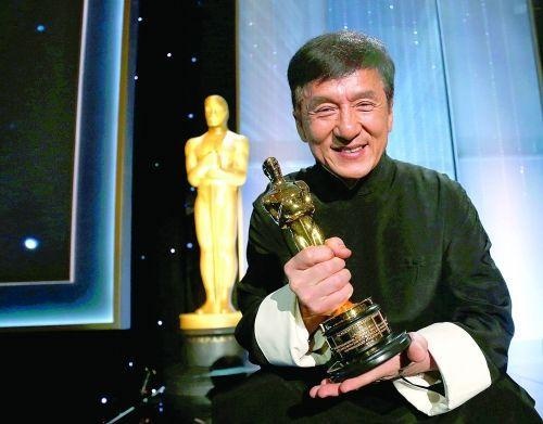 成龙2020年竟有9部电影上映?繁忙之余不忘为房祖名铺路