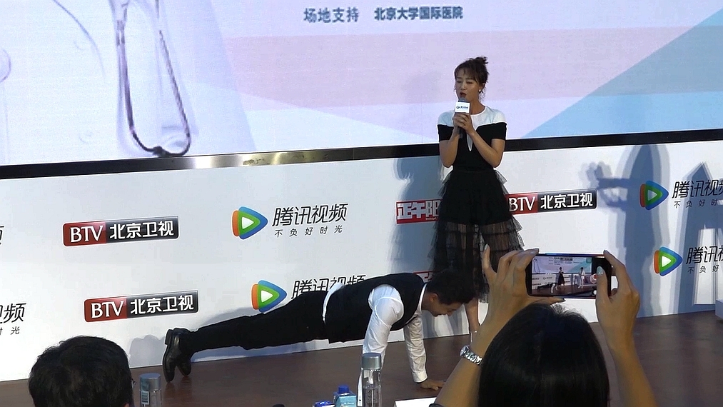 李佳航大做俯卧撑 蓝盈莹卖力推新剧 李佳航大做俯卧撑 蓝盈莹卖力推新剧