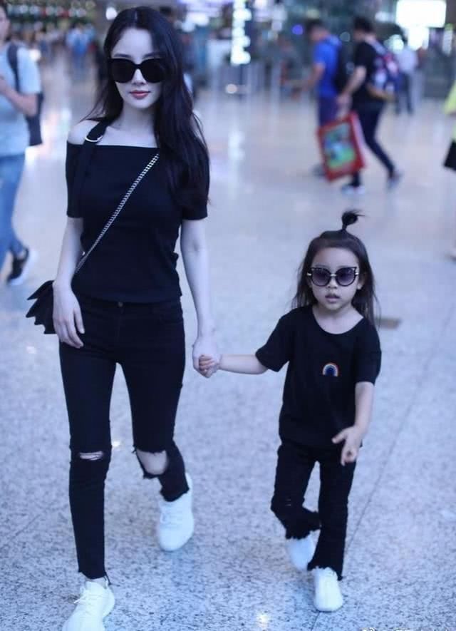 李小璐彻底回归家庭,穿着背心热裤接小甜馨回