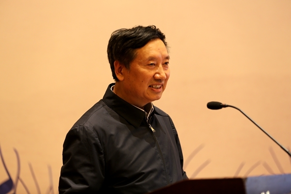 农业部种子管理局局长张延秋在演讲中.