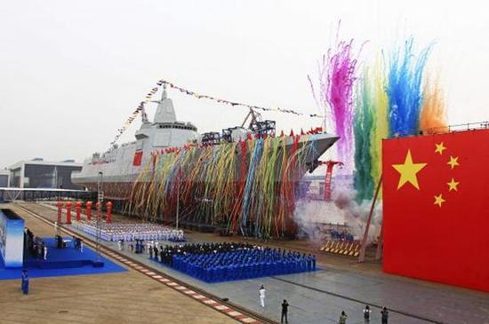 中国055大驱领先美军同级舰下水 美方进度已落后7年
