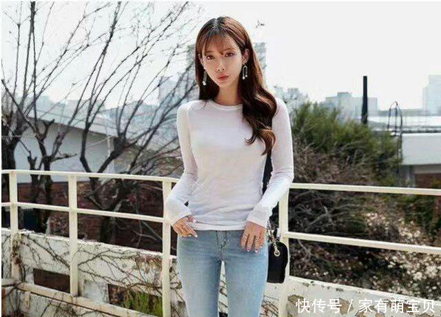 牛仔裤美女,白T恤与马尾搭配,清纯又充满活力