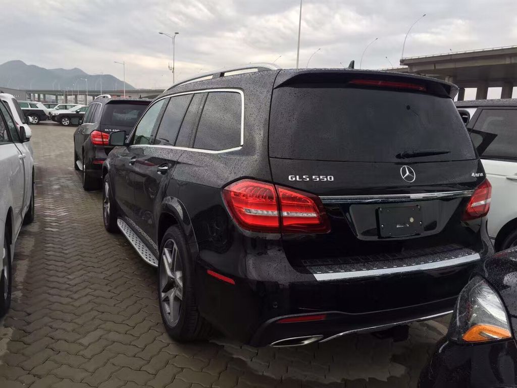 奔驰gls550现车内饰空间更大外观更豪华