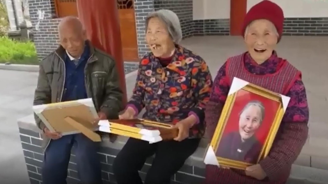 山区老人为何笑着领遗像?这个85后姑娘温暖了他们…… 山区老人为何笑着领遗像?这个85后姑娘温暖了他们……