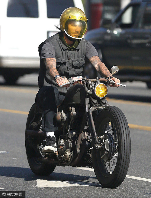 当地时间8月8日,贝克汉姆骑哈雷摩托车出现在洛杉矶街头,头戴黄色钢盔