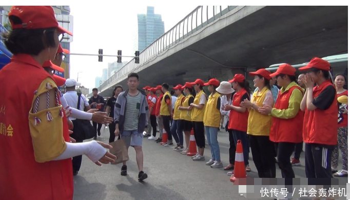 郑州高考男孩走错考点淡定摊手势 市民:责任在