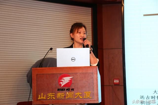 80后美女副镇长董颖向与会人员介绍阳信民俗文化旅游各个景点的特色之