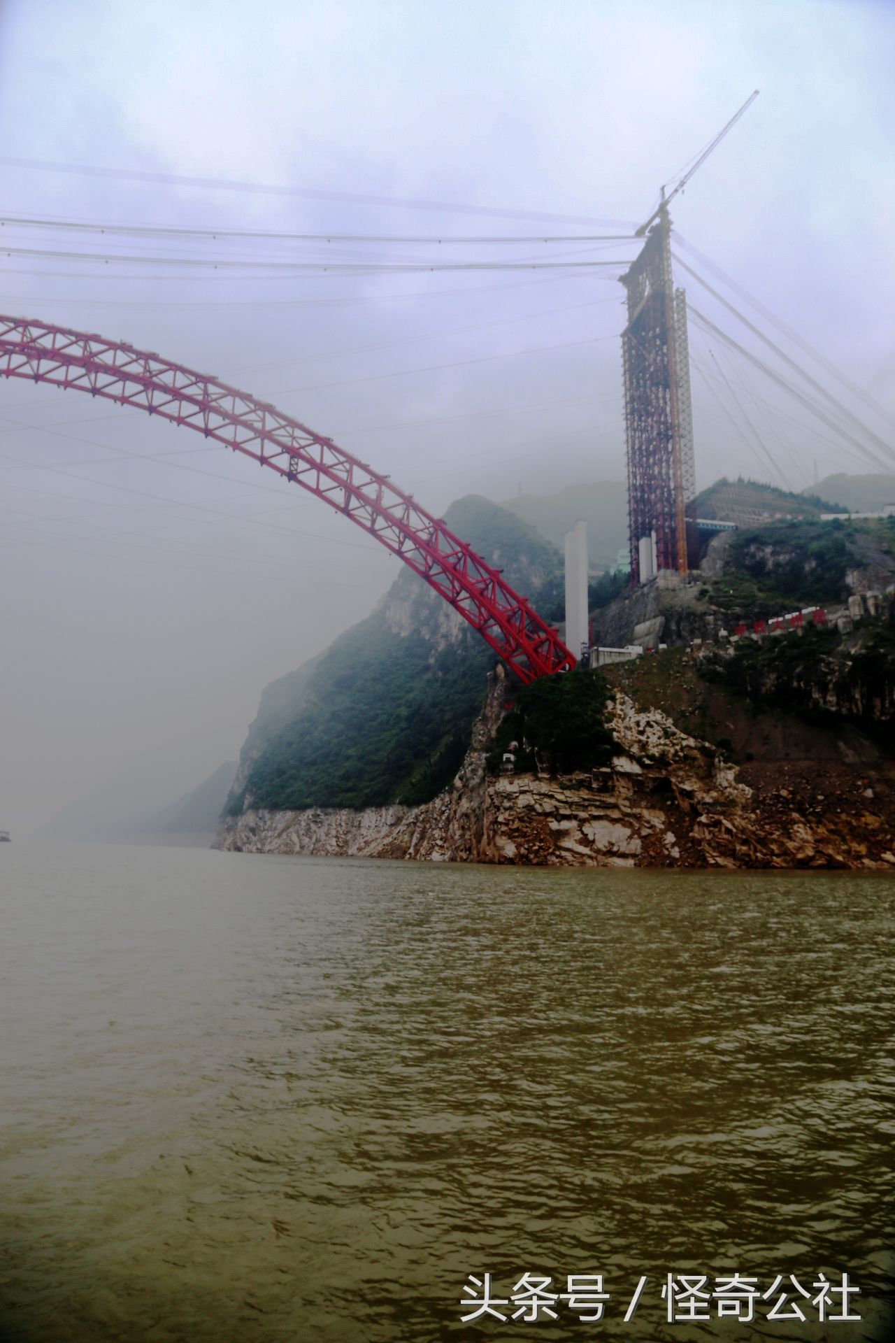 香溪长江公路大桥横跨秭归两岸,主桥72米,计划