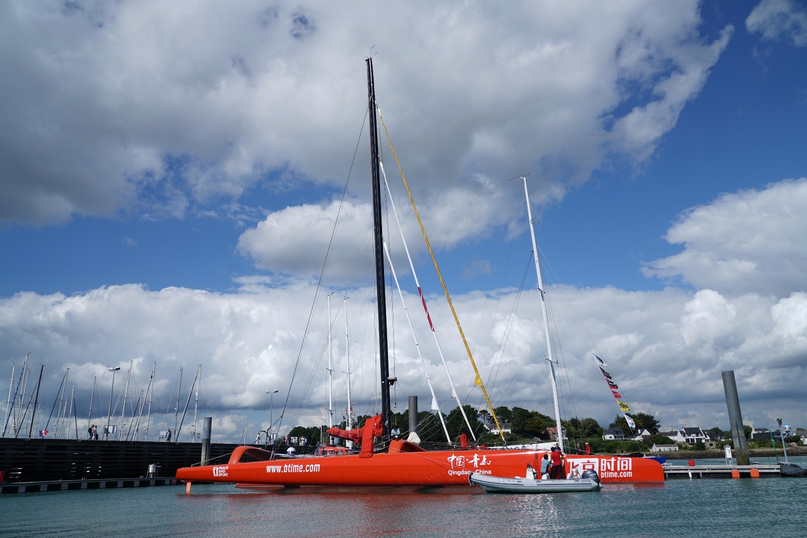 远眺着即将扬帆起航，驶向里约的“北京时间号”。