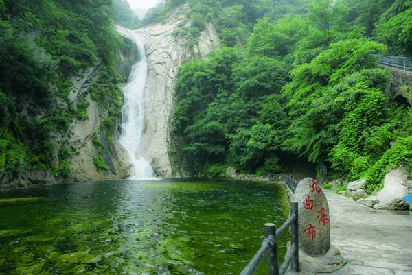 堯山地處八百里伏牛山東段,主峰玉皇頂海拔2153.1米.