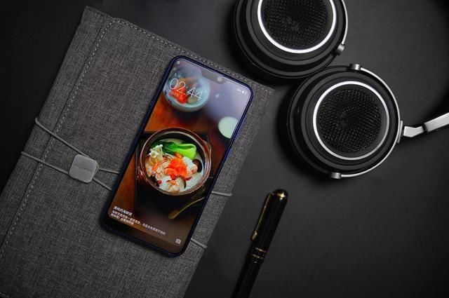 最惨国产机诞生神似华为P20和小米8合体,上市