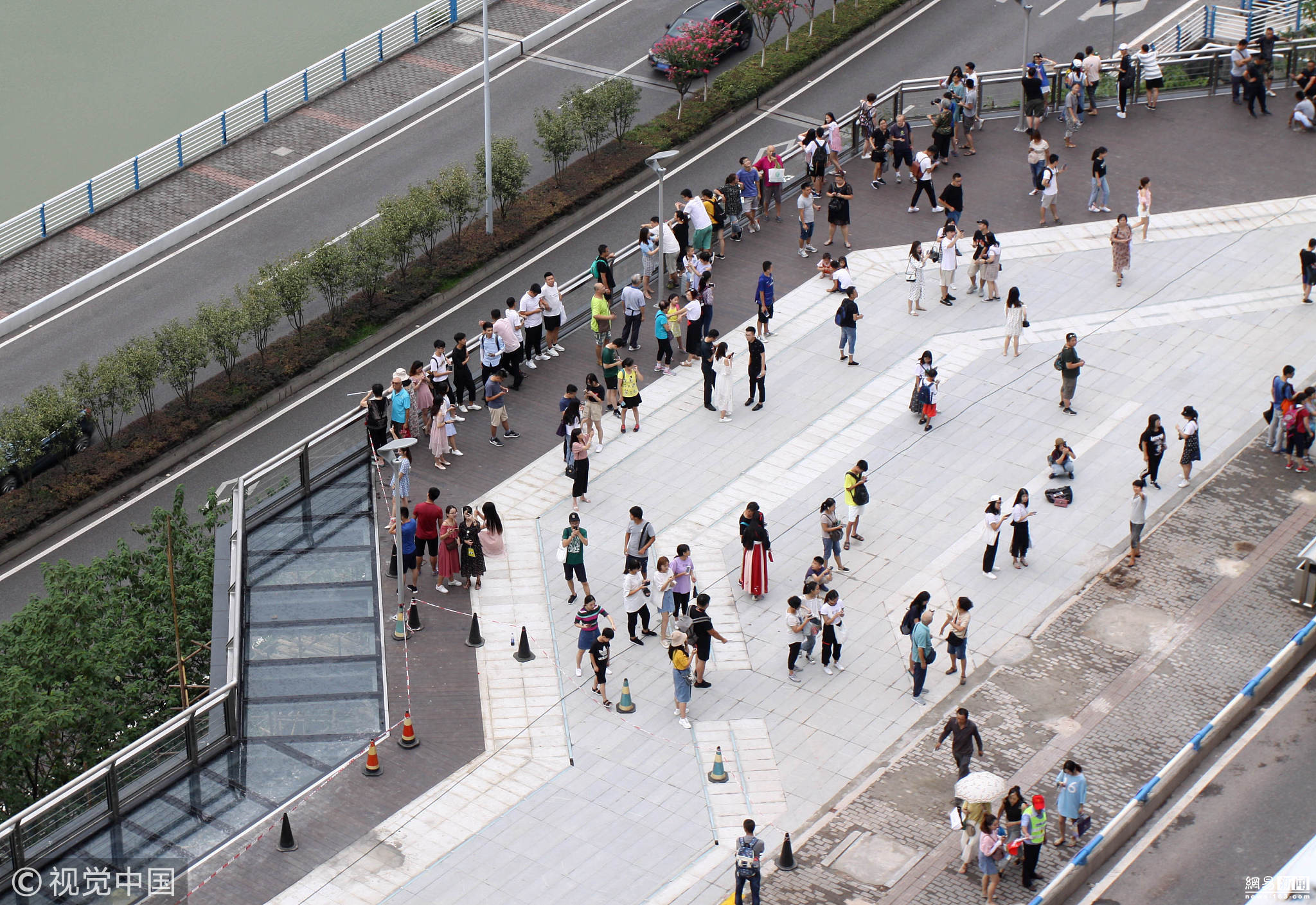 2018年8月22日，重庆，众多游客在轨道2号线李子坝站前滨江路新建的观景平台上拍照，打望“轻轨穿楼”带来新体验。