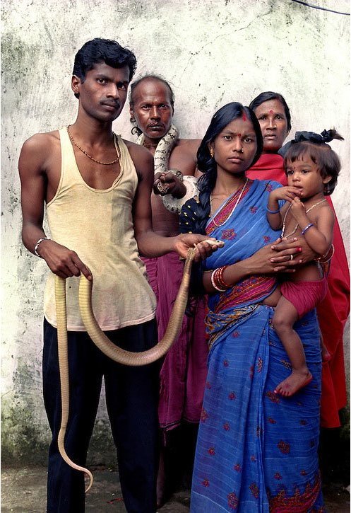 实拍:印度"蛇人"部落的男女老少