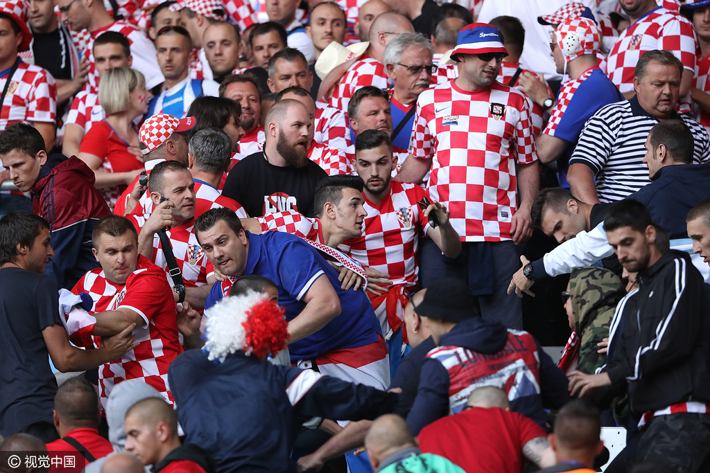 组图-没完了!克罗地亚球迷内讧大打出手