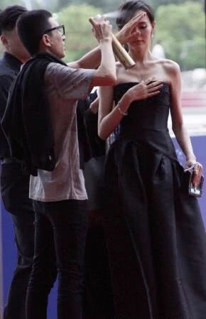 唐嫣参加活动,随行化妆师不停补妆真是操碎了