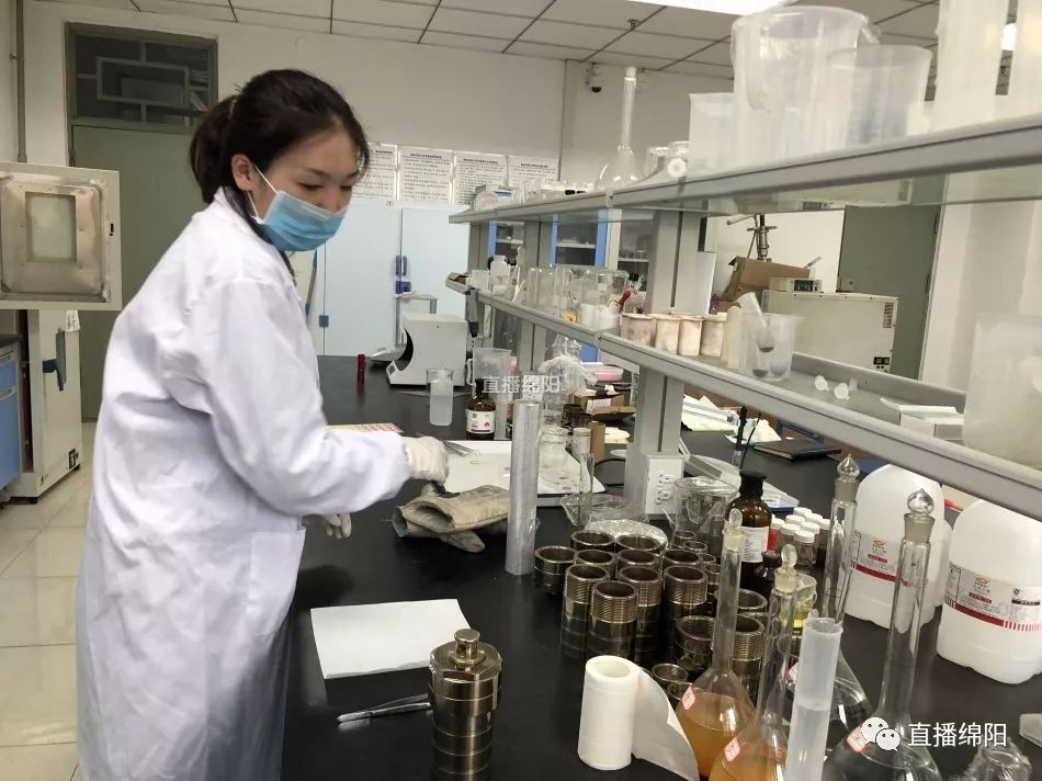 西南科大两本科女神火了 在国际顶尖期刊发表