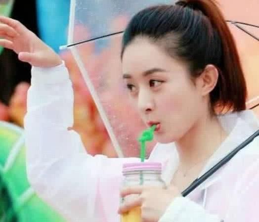 女星喝水怕口红掉色,范冰冰伸舌头,热巴可爱,赵丽颖最聪明