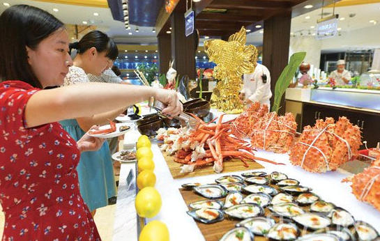 中国大妈在国外吃自助餐,被老板赶出去,真是丢